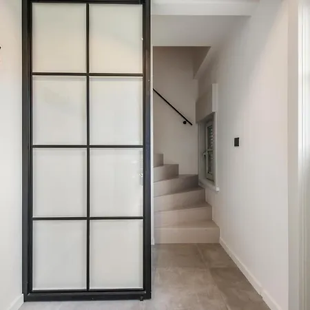 Big Modern And Bright Near Coast *